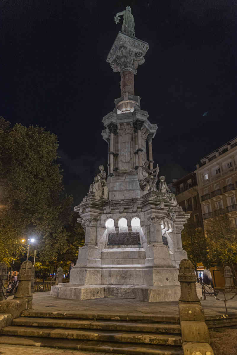 Pamplona 039 - monumento a los Fueros.jpg